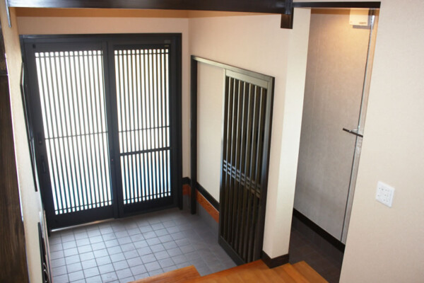 <b>玄関</b><br />
家族用の下駄箱は格子扉の奥へ。玄関はいつも美しく保てます。