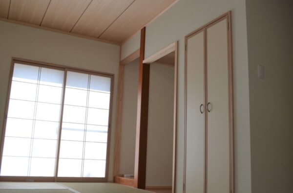 <b>和　室</b><br />
　リビングに続く和室６帖。床の間や仏間を設けた本格的な和室としています。